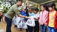 NTK Việt Hùng và người đẹp H’ Ăng Niê trao quà cho trẻ em nghèo Tây Nguyên
